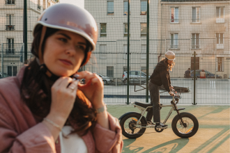 une femme et son casque vélo