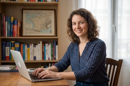 Femme francophone souriante au bureau à domicile