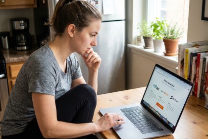 Jeune femme en leggings et t-shirt dans une cuisine moderne