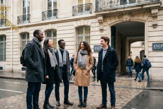 Groupe d'étudiants parisiens souriants en automne