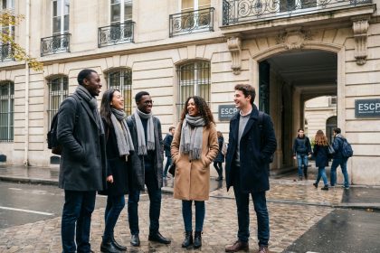 Groupe d'étudiants parisiens souriants en automne