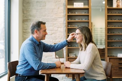 Opticien aidant une femme &agrave; choisir des lunettes dans une boutique